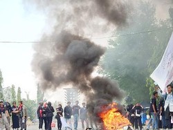 Mahasiswa Demo-Bakar Ban Saat Pelantikan Anggota DPRD Cilegon
