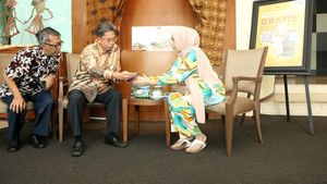 Potret Direksi Bank Mega Sapa Nasabah di Hari Pelanggan Nasional