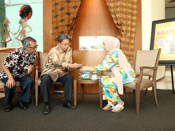 Potret Direksi Bank Mega Sapa Nasabah di Hari Pelanggan Nasional
