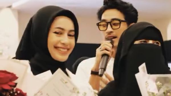 8 Foto Sintya Marisca Berhijab Bikin Pangling Saat Duet Nyanyi Bareng Abidzar