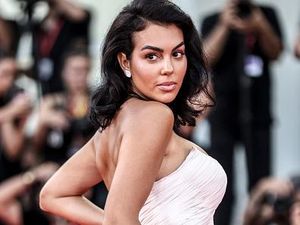 Kisah Georgina Rodriguez, dari Asisten Toko Gucci Hingga Jadi Tunangan Ronaldo Kisah Georgina Rodriguez, dari Asisten Toko Gucci Hingga Jadi Tunangan Ronaldo