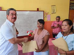 Gerindra Salurkan Bantuan Beasiswa untuk 11.500 Siswa di Maluku