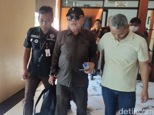 Buronan Kejagung Pengacara Pakai Gelar Palsu Ditangkap di Sidoarjo Buronan Kejagung Pengacara Pakai Gelar Palsu Ditangkap di Sidoarjo