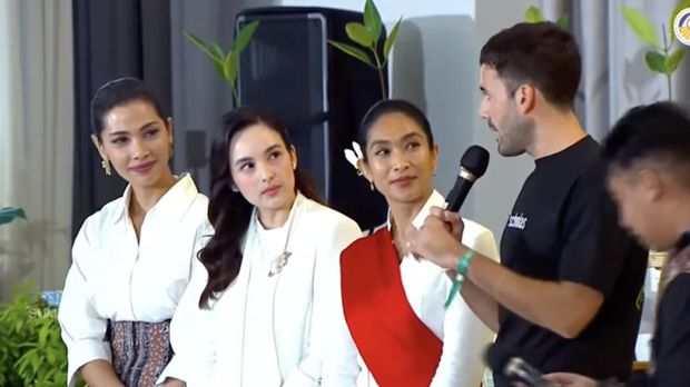 Happy Salma, Chelsea Islan, dan Nadya Mulya tampil bernyanyi dalam rangka menyambut kedatangan Paus Fransiskus yang berada di Grha Pemuda Katedral Jakarta, Rabu (4/9).