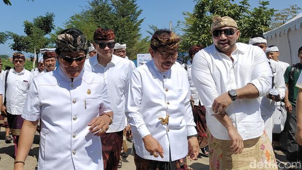 I Nyoman Giri Prasta dan Made Muliyawan Arya (De Gadjah) mengapit Tjokorda Oka Artha Ardana Sukawati (Cok Ace) di saat menghadiri upacara pengeruwakan proyek LRT atau Bali Urban Subway di Kuta, Badung, Rabu (4/9/2024). (Foto: Agus Eka/detikBali)