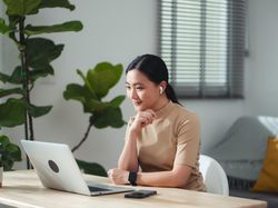 5 Zodiak yang Paling Cocok WFH, Lebih Produktif dan Minim Drama Kantor