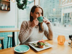 3 Manfaat Makan Sendirian di Restoran, Bisa Melatih Percaya Diri!