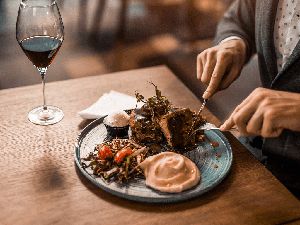 Turis China Ini Kecewa dengan Porsi dan Kemasan Makanan di Malaysia