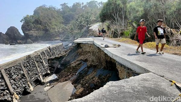 Jalan Penghubung di Lumajang Terputus 123 Meter Imbas Abrasi
