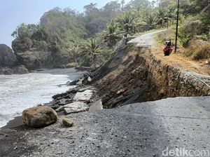 Jalan Penghubung 2 Kecamatan di Lumajang Ambles Kena Abrasi Jalan Penghubung 2 Kecamatan di Lumajang Ambles Kena Abrasi