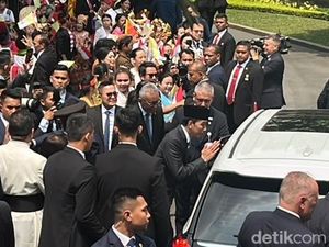 Jokowi Antar Paus Fransiskus Sampai ke Mobil Usai Pertemuan di Istana