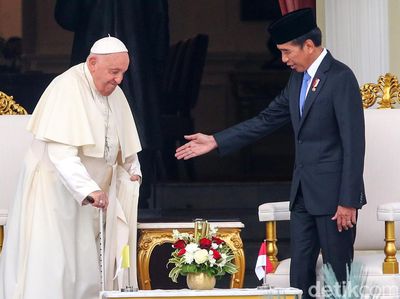 Momen Jokowi dan Paus Fransiskus Bincang Santai di Veranda Istana Merdeka