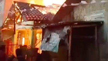 Rumah di Jakbar Terbakar, Diduga Dipicu Korsleting Listrik di Plafon