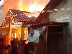 Rumah di Jakbar Terbakar, Diduga Dipicu Korsleting Listrik di Plafon