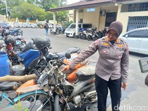 Brak! Pemotor Bawa Sayur Tewas Ditabrak Sopir Mabuk di Overpass Manahan Solo Brak! Pemotor Bawa Sayur Tewas Ditabrak Sopir Mabuk di Overpass Manahan Solo