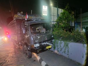 Hilang Kendali, Truk Terjang Trotoar-Tabrak Pagar Kampus Unisa Jogja