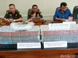 Setumpuk Uang Pengganti Diterima Jaksa dari Terpidana Korupsi Pupuk