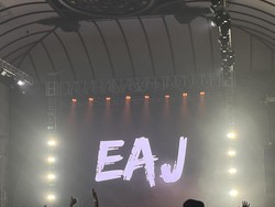 Eaj Setop Konser di Tengah Jalan, Bagikan Air ke Penonton Kepanasan