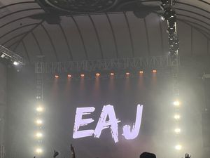 Eaj Setop Konser di Tengah Jalan, Bagikan Air ke Penonton Kepanasan Eaj Setop Konser di Tengah Jalan, Bagikan Air ke Penonton Kepanasan