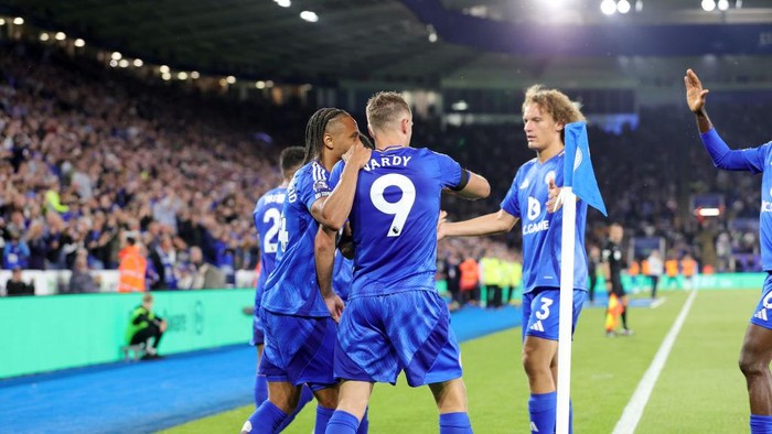 LEICESTER, ENGLAND - AUGUST 19: Jamie Vardy of Leicester City celebrates with Bobby De Cordova-Reid of Leicester City after scoring to make it 1-1 during the Premier League match between Leicester City and Tottenham Hotspur at King Power Stadium on August 19, 2024 in Leicester, United Kingdom. (Photo by Plumb Images/Leicester City FC via Getty Images)