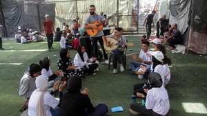 Mainkan Alat Musik Oud, Youssef Saad Hibur Anak-anak Gaza