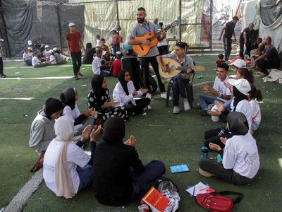 Mainkan Alat Musik Oud, Youssef Saad Hibur Anak-anak Gaza