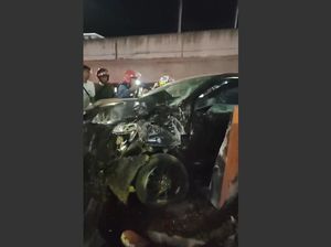 Mobil Tabrak Median Jalan AP Pettarani Makassar Usai Hindari Pemotor