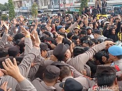 Massa HMI Demo di Depan Mapolresta Tasikmalaya Berakhir Ricuh