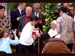 Momen Nadiem dan Istri Hampiri Paus Fransiskus, Sang Anak Diajak