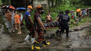 Momen Evakuasi Korban Longsor Akibat Badai di Filipina