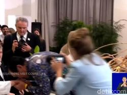 Momen Luhut Cium Tangan Paus Fransiskus Saat Penyiraman Bibit Mangrove