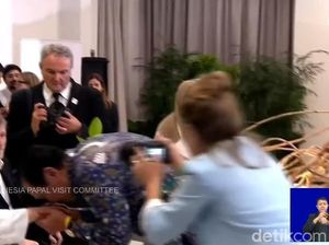 Momen Luhut Cium Tangan Paus Fransiskus Saat Penyiraman Bibit Mangrove