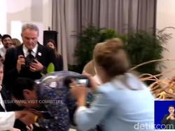 Momen Luhut Cium Tangan Paus Fransiskus Saat Penyiraman Bibit Mangrove