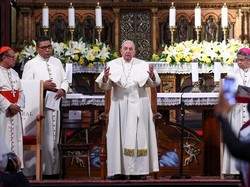 Ini Desainer Kontroversial di Balik Baju-baju Paus, Terungkap Harganya