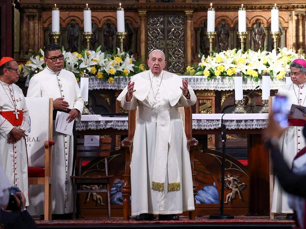 Momen Paus Fransiskus Bertemu Umat Katolik di Gereja Katedral Jakarta Momen Paus Fransiskus Bertemu Umat Katolik di Gereja Katedral Jakarta