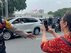 Momen Paus Fransiskus Sapa Warga di Depan Istana Usai Bertemu Jokowi