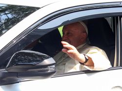 Kata Paus Fransiskus Tolak Mobil Mewah: Pikirkan Anak yang Mati Kelaparan!