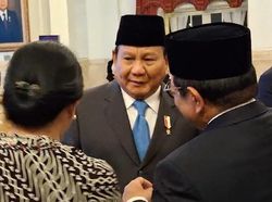 Momen Akrab Prabowo-Puan-Pramono Asyik Ngobrol & Tertawa di Istana Negara