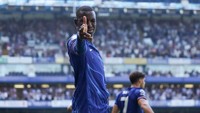 Dor! Nicolas Jackson bergaya ala sedang menembak. Ia mengulangi gaya viral atlet tembak Turki Yusuf Dikec yang viral di Olimpiade 2024 lalu. Foto: Chelsea FC via Getty Images/Chris Lee - Chelsea FC