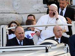 Senangnya Anak-Anak Bisa Sambut dan Disapa Paus Fransiskus di Istana