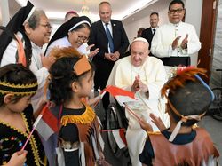 Paus Fransiskus Bertemu Anak Yatim hingga Pengungsi di Jakarta