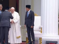 Momen Jokowi Kenalkan Prabowo dan Para Menterinya ke Paus Fransiskus