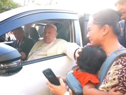 Momen Ibu Gendong Anak Selfie Bareng Paus Fransiskus di Gereja Katedral