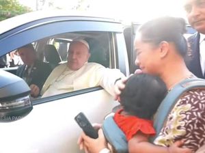 Tiba di Gereja Katedral, Paus Fransiskus Salami Anak-anak yang Menyambutnya Tiba di Gereja Katedral, Paus Fransiskus Salami Anak-anak yang Menyambutnya