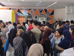 Ratusan Pelamar CASN di Palembang Serbu Kantor Pos Berburu E-Meterai