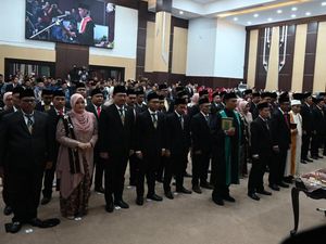 Ramai-ramai Anggota DPRD Pasuruan Gadai SK Tutupi Biaya Nyaleg Ramai-ramai Anggota DPRD Pasuruan Gadai SK Tutupi Biaya Nyaleg