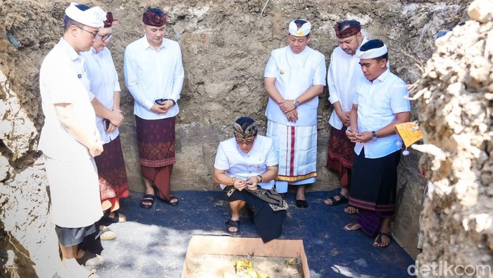 Peletakan kerikil pertama atau groundbreaking proyek MRT di Sentral Parkir Kuta, Bali, Rabu (4/9/2024). (Foto: Agus Eka/detikBali) Peletakan kerikil pertama atau groundbreaking proyek MRT di Sentral Parkir Kuta, Bali, Rabu (4/9/2024). (Foto: Agus Eka/detikBali)