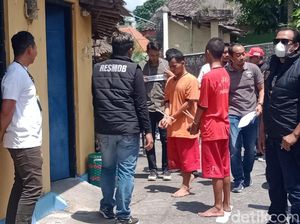 Cium Tangan Terakhir Wahyu ke Mbah Buyut yang Dia Bunuh di Klaten Cium Tangan Terakhir Wahyu ke Mbah Buyut yang Dia Bunuh di Klaten