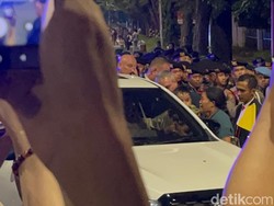 Momen Paus Fransiskus Kelilingi Katedral dan Sapa Warga dari Mobil