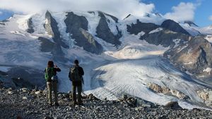 Penampakan Gletser di Swiss yang Terus Menyusut